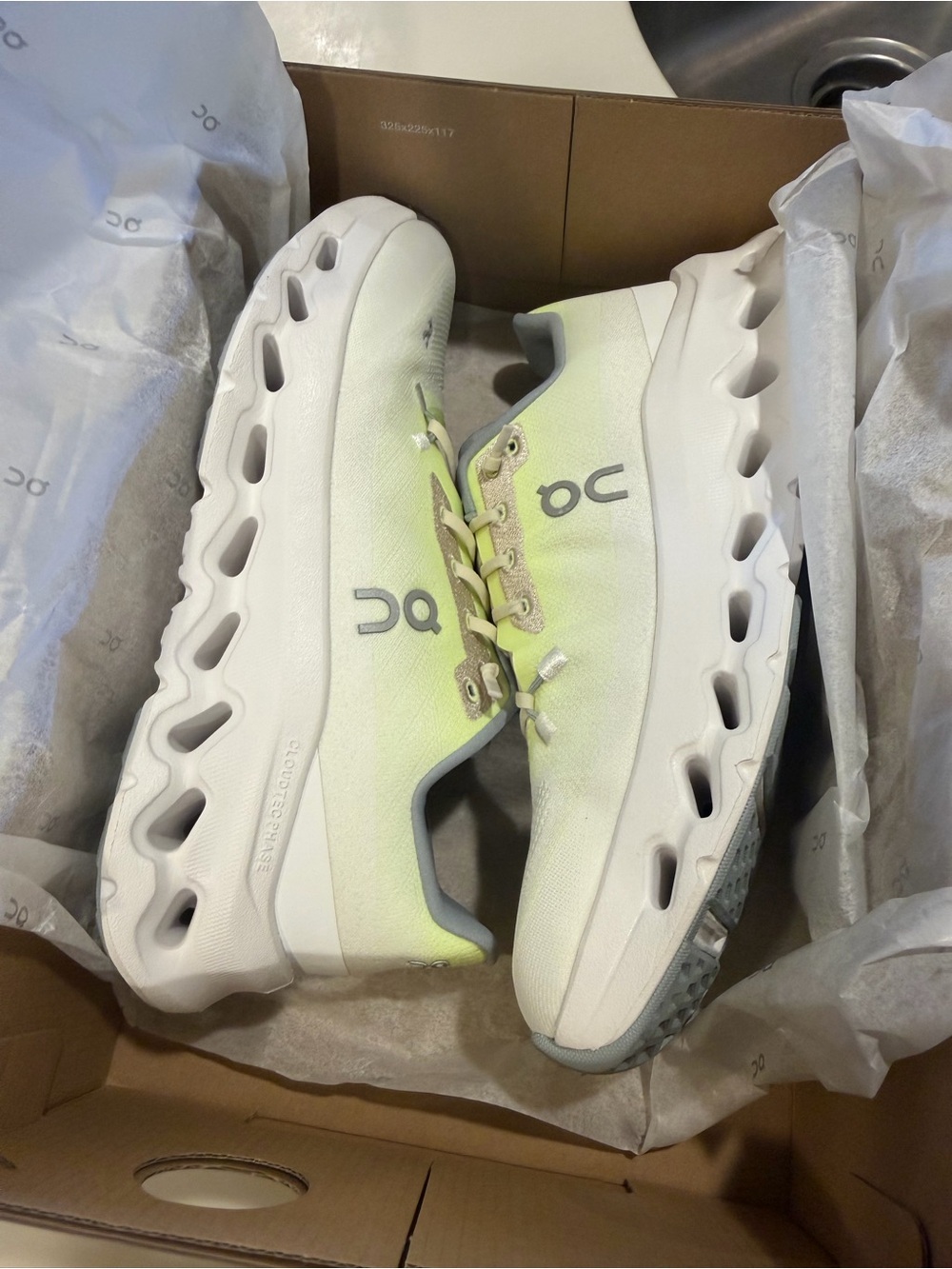 On Running Cloudtilt Women's Sneakers BNIB in White with Light Green On Cloud